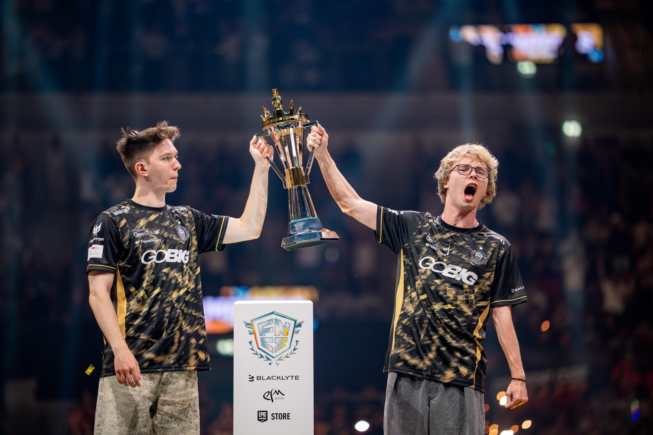 vic0 and Malibuca from BIG lift the FNCS Major 1 Summit trophy in Düsseldorf surrounded by golden confetti
